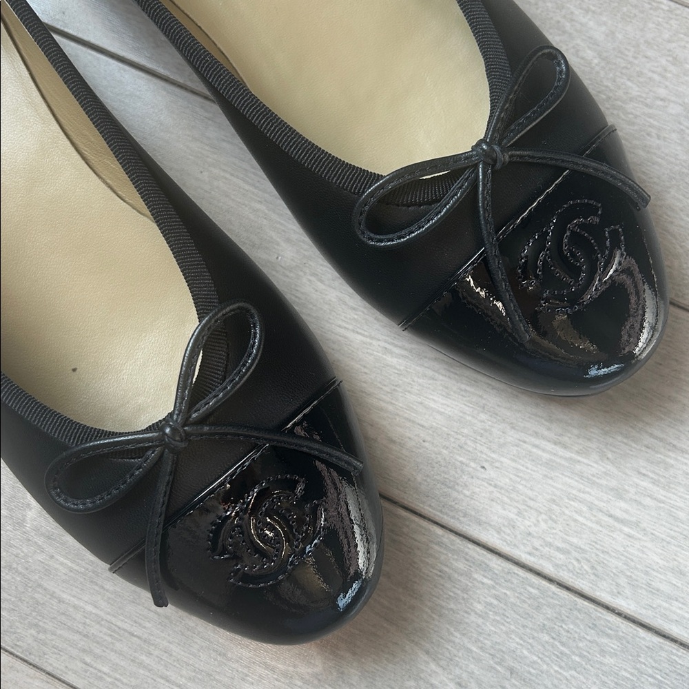 CHANEL Black Leather Cap-Toe Ballet Flats with CC Logo - Picture 6 of 12